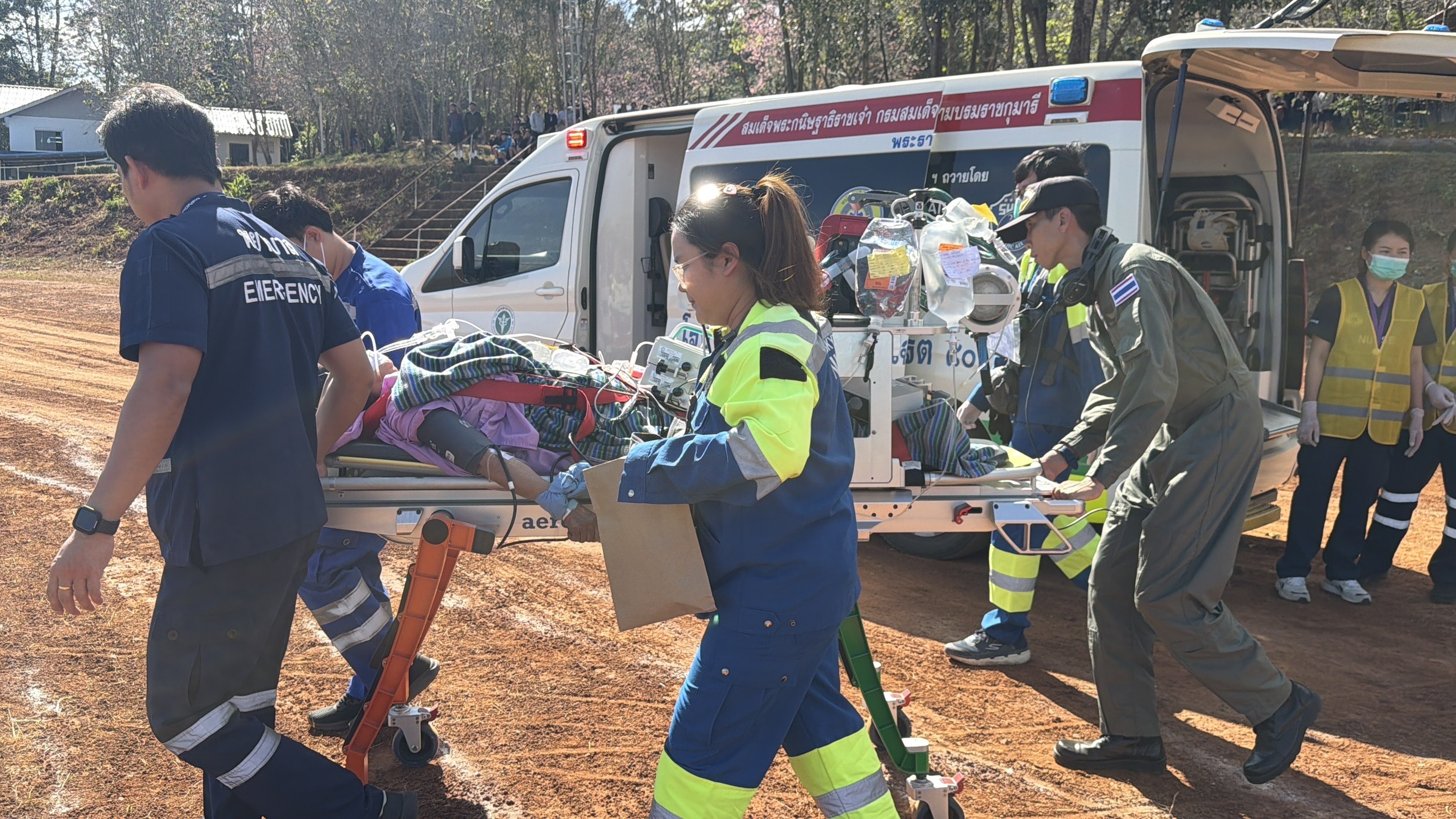 ผู้ป่วยเป็น เพศหญิง อายุ 73 ปี มีอาการ หายใจเหนื่อย ซึม และใส่ท่อช่วยหายใจ ทำการรับตัวจาก โรงพยาบาลวัดจันทร์เฉลิมพระเกียรติ 80 พรรษา อำเภอกัลยาณิวัฒนา จังหวัดเชียงใหม่ เพื่อนำส่งเข้ารับการรักษาพยาบาลต่อที่ โรงพยาบาลนครพิงค์ อำเภอแม่ริม จังหวัดเชียงใหม่